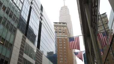 New York, Amerikan bayrağı dalgalanması. Empire State Binası. Manhattan şehir merkezi caddesi, Broadway. Özgürlük, demokrasi, özgürlük ve vatanseverliğin sembolü. Star Spangled Banner, Eski Zafer. Yıldızlar ve Çizgiler