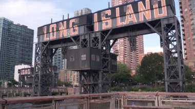 New York City Gantry Plaza rıhtımı, Long Island tabelası, Hunters Point, Queens, ABD. Endüstriyel rıhtım demirden yapılma tarihi tarihi nehir kenarı kenti, Manhattan 'ın karşısındaki East River.