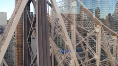 New York City Roosevelt Adası tramvayı Manhattan Midtown sokaklarına gidiyor. Queensboro Köprüsü yakınlarındaki Amerikan tramvayı. ABD 'de toplu taşıma. Yukarı doğu yakası mimarisi, ufuk çizgisi şehir manzarası.