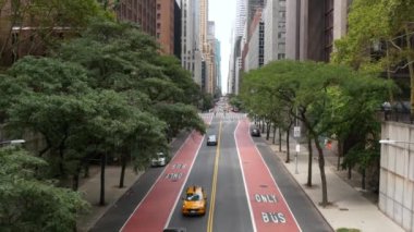 New York Manhattan Midtown mimarisi. Chrysler binası, ikonik gökdelen, 42 sokak, ABD. Amerikan şehir manzarası, New York Kulesi, Birleşik Devletler. Tudor City Köprüsü 'nden. Sarı taksi..