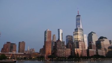 Feribottan New York City silueti. Manhattan şehir merkezinde. Feribottan Dünya Ticaret Merkezi gökdelenine. Hudson nehri kıyısı manzarası, nehir kıyısındaki binalar mimarisi, Finansal bölge, ABD.