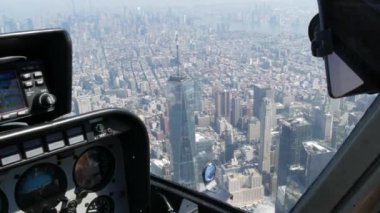 New York Şehri helikopter kabin uçuşu, ABD Manhattan üzerinde uçan helikopter kokpiti. Dünya Ticaret Merkezi Kulesi, şehir merkezi, Tribeca. Ekstrem turizm, ABD seyahati. Kamera titriyor. Kontrol paneli.