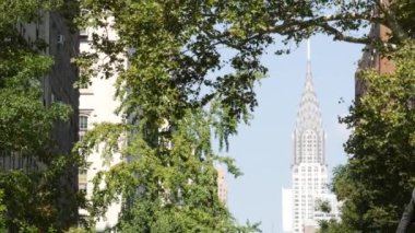 New York City Manhattan Midtown mimarisi. 42 caddedeki Chrysler binası, ABD gökdeleninin simgesi. Meşhur Amerikan Kulesi, New York Birleşik Devletleri. Lexington Bulvarı, Irving St. Gramercy Park Ağaçları