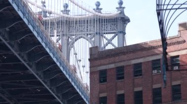 Dumbo, Brooklyn 'deki New York City Manhattan Köprüsü. Water Caddesi Kemer Yolu 'nun yanındaki Plymouth Caddesi' ndeki kırmızı tuğladan bina. Klasik NYC endüstriyel mimarisi altında. Amerika Birleşik Devletleri 'nin altında turistik bölge.