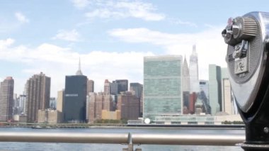 New York şehri kıyısı silueti, Manhattan şehir merkezi binaları, nehir kıyısındaki gökdelenler, doğu nehri suyu. Rıhtım manzarası, kule manzarası, Gantry Plaza. Long Island, Queens 'te. ABD Turizmi.