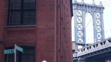 Dumbo, Brooklyn 'deki New York City Manhattan Köprüsü. Washington Caddesi 'nde Water Caddesi' nin yanındaki kırmızı tuğladan bina. Klasik NYC endüstriyel mimarisi. İkonik Birleşik Devletler turizm simgesi. ABD 'ye Seyahat.