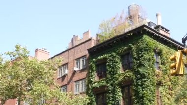 New York City klasik bina köşe mimarisi. Şehir dışındaki konutlar. ABD 'de gayrimenkul. Tipik tuğla cephe, Irving Pl, Manhattan Midtown. Çatıdaki su kulesi. Yeşil Duvar.