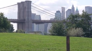 Brooklyn Köprüsü, New York City Manhattan şehir merkezi gökyüzü mimarisi, finans bölgesi şehir manzarası, Birleşik Devletler. Dumbo park çimenleri, deniz kenarındaki atlıkarınca yakınlarında yeşil piknik çimenleri, ABD.