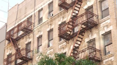 New York City klasik bina mimarisi, Manhattan, ABD. Şehir dışındaki konutlar. Birleşik Devletler 'de gayrimenkul. Tipik kırmızı tuğla cephesi. Yangın çıkışı, acil merdiven çıkışı..