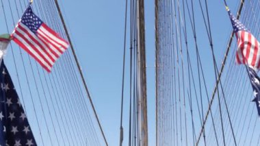 Brooklyn Köprüsü 'nden New York' a Amerikan bayrağı. Özgürlük, özgürlük, demokrasi ve bağımsızlığın vatansever sembolü, köprü kabloları. Amerika Birleşik Devletleri 'nin yıldızlı bayrağı rüzgarda savruluyor. ABD 'ye Seyahat.