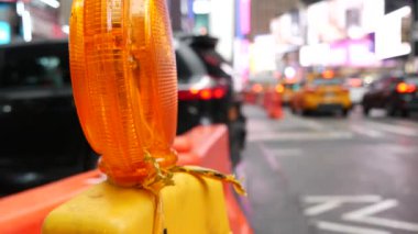 New York City Times Meydanı, Manhattan Midtown Broadway Caddesi, ABD. Amerikan NYC sarı taksi, şehir trafiği. - İnsanlar. Reklam tabelaları, ticari reklamlar, parlayan reklam panoları..