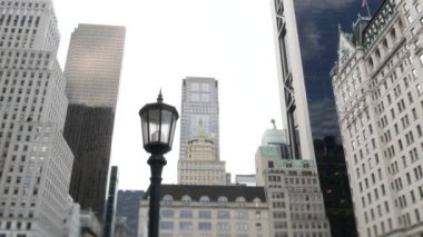 New York Şehri Manhattan Midtown. 5. Cadde 'deki Central Park, ABD. Amerika 'nın simgesi, NYC, ABD' deki şehir parkı. Grand Army Plaza, Pulitzer Plaza 'dan otel mimarisi.