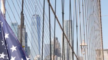 Brooklyn Köprüsü 'nde bayrak, Manhattan şehir merkezi, New York City silueti, finans bölgesi şehir manzarası. Dünya Ticaret Merkezi gökdeleni. Amerika Birleşik Devletleri bağımsızlığın vatansever sembolü. Köprü kablosu