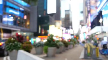 New York City Times Meydanı, Manhattan Midtown Broadway Caddesi, ABD. Amerikan NYC şehir hayatı. Yayaların dikkatini dağıttı. Reklam tabelaları, ticari reklamlar, parlayan reklam panoları..