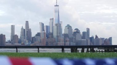 New York City rıhtım silueti, Manhattan Şehir Merkezi Dünya Ticaret Merkezi gökdeleni. New Jersey, ABD 'den şehir manzarası. Amerikan bayrağı 11 Eylül, ABD. Bağımsızlık ve Hatıra sembolü. Rüzgâr