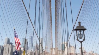 Brooklyn Köprüsü 'nde bayrak, Manhattan şehir merkezi, New York City silueti, finans bölgesi şehir manzarası. Dünya Ticaret Merkezi gökdeleni. Amerika Birleşik Devletleri bağımsızlığın vatansever sembolü. Köprü kablosu