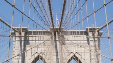 Brooklyn Köprüsü 'nden Manhattan' a, kablolar ve mavi gökyüzü. New York 'un simgesel sembolü, ABD' nin seyahat hedefi. Amerika Birleşik Devletleri 'nin mimarisi, turist simgesi. Ünlü kablolu yayın köprüsü.