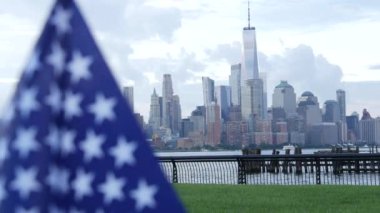 New York City rıhtım silueti, Manhattan Şehir Merkezi Dünya Ticaret Merkezi gökdeleni. New Jersey, ABD 'den şehir manzarası. Amerikan bayrağı 11 Eylül, ABD. Bağımsızlık ve Hatıra sembolü. Rüzgâr