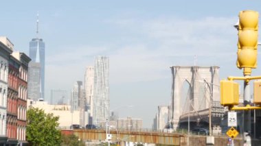 Brooklyn Köprüsü 'nden Manhattan' a. New York City silueti, finans bölgesi şehir manzarası. Dünya Ticaret Merkezi, Dünya Ticaret Merkezi gökdeleni. Iconic USA seyahat rotası. Amerika Birleşik Devletleri. Yoldaki arabalar.