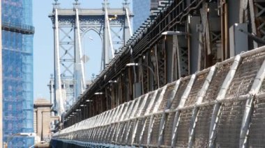 Manhattan Köprüsü 'nden Brooklyn Dumbo' ya. New York 'un sembolü, Amerika' nın seyahat yeri. Birleşik Devletler 'in mimarisi, turizm simgesi. Kablolu yayın köprüsü. Yaya yolu perspektifi.