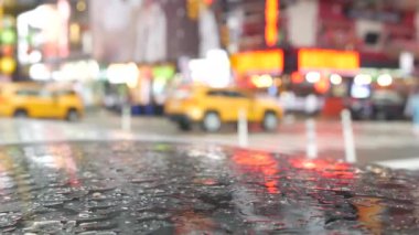 New York City Times Meydanı, Manhattan Midtown Broadway Caddesi, ABD. Amerikan NYC şehir hayatı. Sonbahar yağmurlu günlerinde ıslak yol, trafik kapalı. Yayalar, sarı taksiler. Reklam panoları