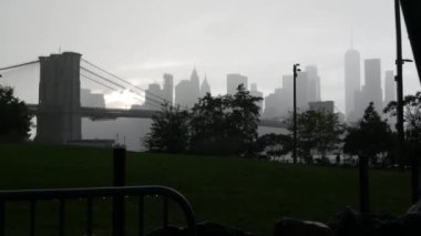 Brooklyn Köprüsü, yağmurlu sisli bir gün. New York City Manhattan şehir merkezi gökyüzü mimarisi, finans bölgesi şehir manzarası, Birleşik Devletler. Dünya Ticaret Merkezi, Dumbo 'dan WTC gökdelen manzaralı. ABD 'de sonbahar.