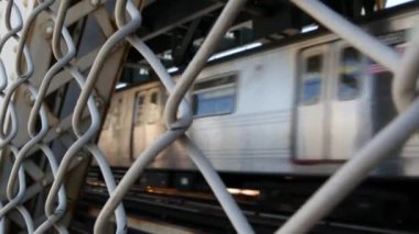 New York City Manhattan Köprüsü 'nden Brooklyn Dumbo' ya. Yaya yolundan gelen Amerikan metro treni. Birleşik Devletler demiryolu taşımacılığı. ABD 'de demiryolu trafiği ve mimarisi.