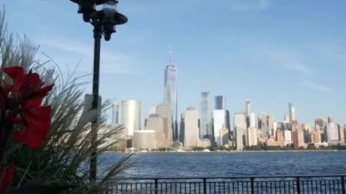 New York City rıhtımı, Manhattan şehir merkezi finans bölgesi, Dünya Ticaret Merkezi binası, nehir manzaralı gökdelenler. Paulus Hook, New Jersey 'den. Birleşik Devletler mimarisi. Hudson Nehri.