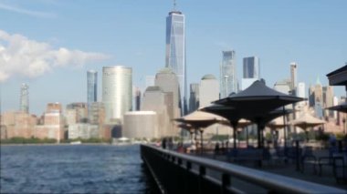 New York City rıhtımı, Manhattan şehir merkezi finans bölgesi, Dünya Ticaret Merkezi binası, nehir manzaralı gökdelenler. J Owen Grundy Park, New Jersey 'den. Birleşik Devletler mimarisi. Hudson..