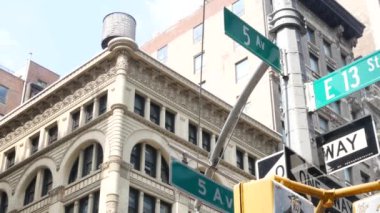 5. Cadde tabelası, Manhattan şehir merkezi mimarisi, New York 5. av sokağı köşesi. Trafik kavşağı tabelası, ABD. Amerika 'da gayrimenkul, yerleşim yeri. Çatıdaki su kulesi tankı