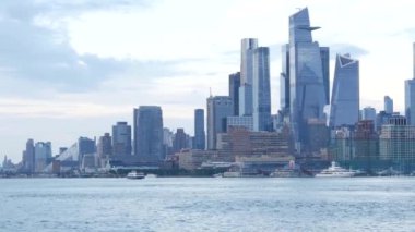 New York City rıhtımı, Manhattan Midtown Hudson Yards binaları, nehir manzaralı gökdelenler. Hoboken, New Jersey 'deki Pier A Park' tan rıhtım manzarası. Birleşik Devletler mimarisi. Hudson Nehri.