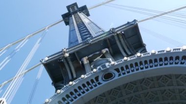 Manhattan Köprüsü 'nden Brooklyn Dumbo' ya. New York 'un sembolü, Amerika' nın seyahat yeri. Birleşik Devletler 'in mimarisi, turizm simgesi. Kablolu yayın köprüsü. Yaya yolundan kablolar ve gökyüzü. Güneş ışınları.