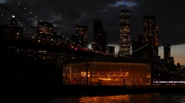 Brooklyn Köprüsü, New York City Manhattan şehir merkezi silueti, Birleşik Devletler. Waterfront Pebble Beach, Dumbo, ABD 'de atlı karınca. Dramatik alacakaranlık. Akşam veya gece gökyüzü. Dünya Ticaret Merkezi.