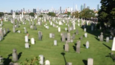 Queens, ABD 'deki New York City Calvary mezarlığı. Manhattan şehir merkezi siluet şehri mimarisi. Mezar taşları, mezarlıklar. Birleşik Devletler 'de büyük bir mezarlık. Çimenler.