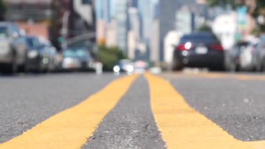 New York City silueti, Manhattan şehir merkezi manzarası. Queens, Long Island, Hunters Point, ABD 'den gökdelenler. Sokakta arabalar, sarı ayrım çizgisi, yol işaretleri. Birleşik Devletler mimarisi.