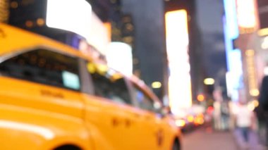 New York City Times Meydanı, Manhattan Midtown Broadway Caddesi, ABD. Amerikan NYC sarı taksi, şehir trafiği. - İnsanlar. Reklam tabelaları, ticari reklamlar, parlayan reklam panoları..