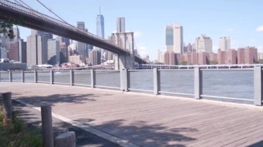 Brooklyn Köprüsü, New York City Manhattan şehir merkezi gökyüzü mimarisi, finans bölgesi deniz manzarası, Birleşik Devletler. Dünya Ticaret Merkezi, Dünya Ticaret Merkezi gökdeleni. Dumbo nehir kıyısı, Doğu nehri, ABD.