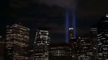 11 Eylül Anma Günü 'nde Manhattan, Light' tan Doğu Nehri 'ne övgü. Feribottan New York 'a. Dünya Ticaret Merkezi. 11 Eylül Anıtı. Amerika Birleşik Devletleri 'nin gökyüzünde iki kiriş
