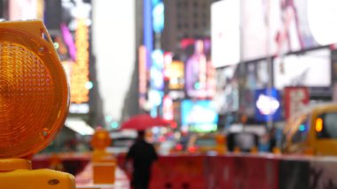 New York City Times Meydanı, Manhattan Midtown Broadway Caddesi, ABD. Amerikan NYC sarı taksi, şehir trafiği. - İnsanlar. Reklam tabelaları, ticari reklamlar, parlayan reklam panoları..