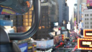 New York City Times Meydanı, Manhattan Midtown Broadway Caddesi, ABD. Amerikan NYC şehir hayatı. Yol trafiği, yukarıdan gelen insanlar. Reklam panosu ekranları. Kule görüntüleme dürbünü, turist bakış açısı.