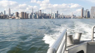 Feribottan New York City silueti. Manhattan şehir merkezinde, feribottan yükselen gökdelenler. Doğu nehri kıyısı manzarası, nehir kenarı mimarisi, ABD. Empire State, Chrysler Binası.