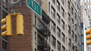 New York caddesi kavşağı, sarı trafik ışığı, ulaşım yolu kavşağı, Birleşik Devletler. Konut mimarisi. New York Emlak, yangın merdivenli kırmızı kahverengi tuğlalı ev. Manhattan.