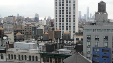 New York City Manhattan şehir manzarası. Çatı su kuleleri, konut binaları çatı tankları. Emlak, şehir mimarisi, Birleşik Devletler sokakları. NYC Midtown Chelsea bölgesi, ABD. Dünya Ticaret Merkezi