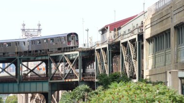 New York metrosu, metropol köprüsü, caddenin üstündeki metro yolu. Demiryolu taşımacılığı, Queensboro istasyonunun klasik demiryolu hattı. Queens toplu tren ulaşımı. Long Island şehri Birleşik Devletler