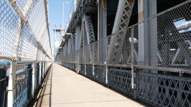 Manhattan Köprüsü 'nden Brooklyn Dumbo' ya. New York 'un sembolü, Amerika' nın seyahat yeri. Birleşik Devletler 'in mimarisi, turizm simgesi. Kablolu yayın köprüsü. Yaya yolu perspektifi.