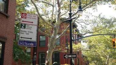 New York City konak binası, Brooklyn Heights yerleşim bölgesi, ABD. Brownstone şehir mimarisi, bağlı ev. Amerika Birleşik Devletleri emlak, Amerikan mülkü, New York 'ta apartmanlar ve evler.
