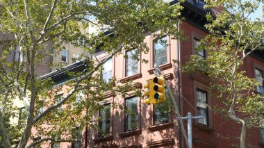 New York City konak binası, Brooklyn Heights yerleşim bölgesi, ABD. Brownstone şehir mimarisi, bağlı ev. Amerika Birleşik Devletleri emlak, Amerikan mülkü, New York 'ta apartmanlar ve evler.