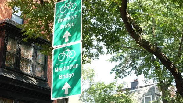Bisiklet şeridi tabelası, Brooklyn Heights sokağı, New York. Manhattan Köprüsü bisiklet yolu, bisiklet yolu. Bisikletçiler yeşil yol işareti, ağaçlar. Eğlence amaçlı spor faaliyeti altyapısı, Birleşik Devletler.