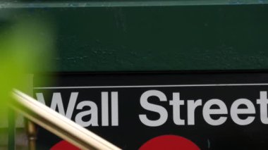 New York metro tabelası, Wall Street metro istasyonu. Metropolitan girişi, yolcu taşımacılığı çıkışı. Manhattan şehir merkezi finans sektörü. Birleşik Devletler borsası.
