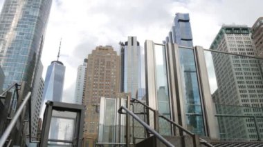 New York City Aşağı Manhattan, Downtown Finans Bölgesi mimarisi, Birleşik Devletler. Bir Dünya Ticaret Merkezi gökdelen binası, ABD. Amerikan şehir sokağı. New York 'taki WTC Özgürlük Kulesi. Pil tüneli